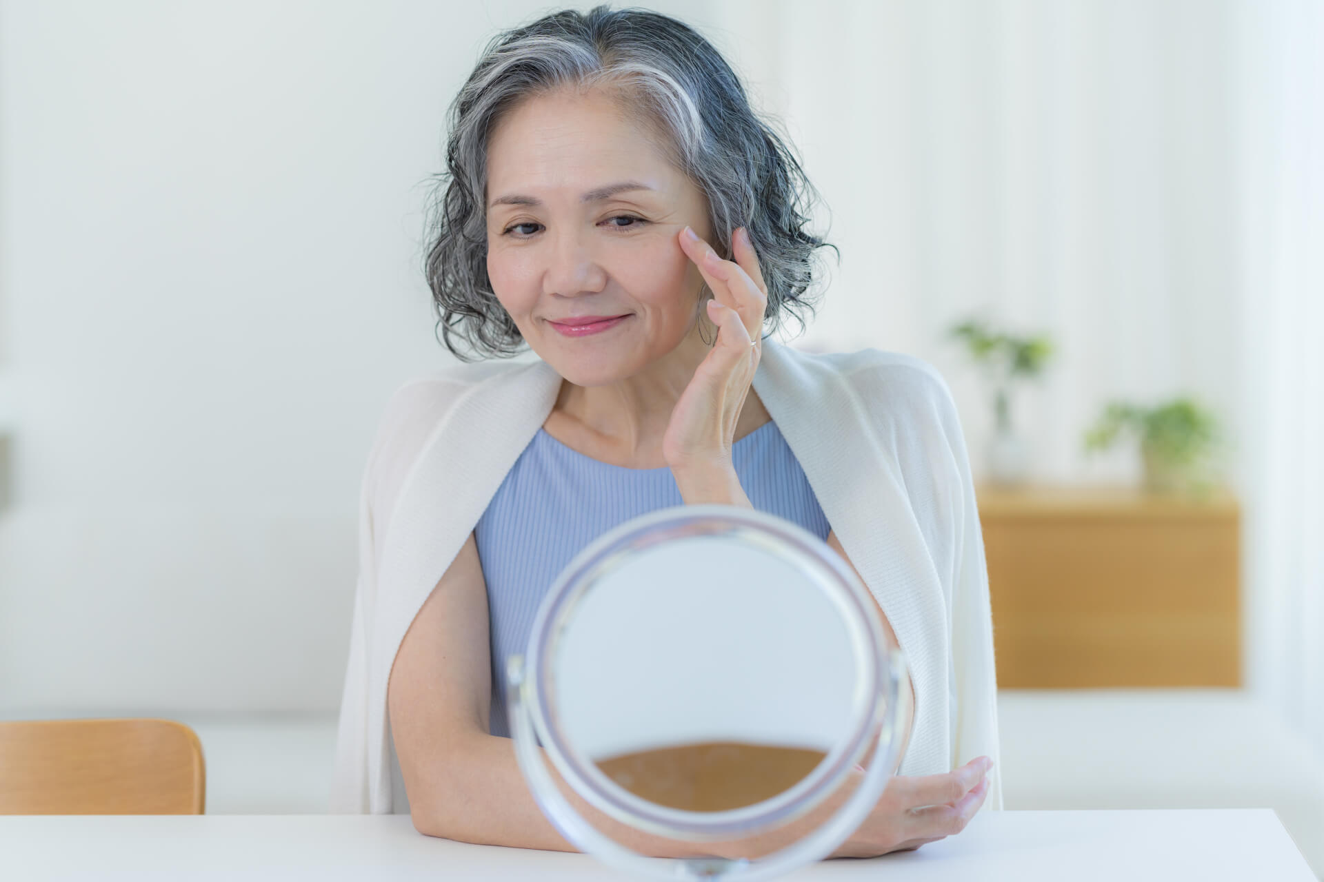 額のシワやたるみが気になるのはなぜ？