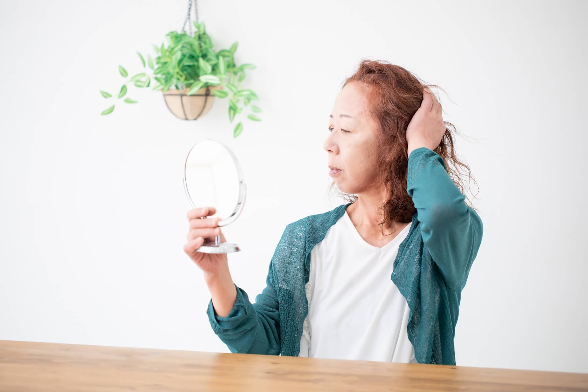 額のシワやたるみの原因